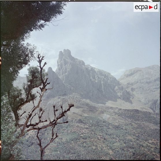 Le 7e Bataillon de chasseurs alpins (BCA) en patrouille dans un village kabyle. Vue d'une montagne.