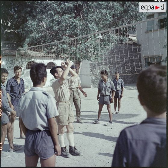 Le 7e Bataillon de chasseurs alpins (BCA) en patrouille dans un village kabyle. Séance de volley-ball.