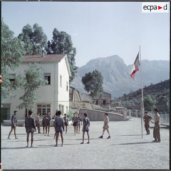 Le 7e Bataillon de chasseurs alpins (BCA) en patrouille dans un village kabyle. Séance de volley-ball.
