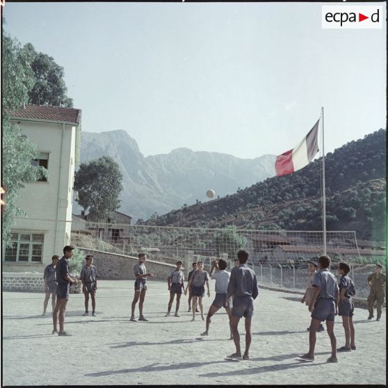 Le 7e Bataillon de chasseurs alpins (BCA) en patrouille dans un village kabyle. Séance de volley-ball.