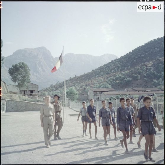 Le 7e Bataillon de chasseurs alpins (BCA) en patrouille dans un village kabyle. Séance de volley-ball.