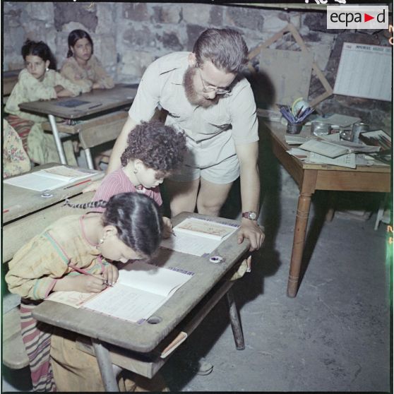 Kabylie. 27e Bataillon de chasseurs alpins (BCA). Un instituteur donne des cours à des élèves.