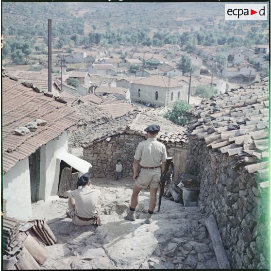 Kabylie. 27e Bataillon de chasseurs alpins (BCA). Des soldats dans un village.