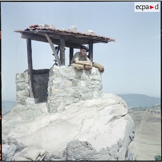 Kabylie. 27e Bataillon de chasseurs alpins (BCA). Un soldat à son poste de surveillance.
