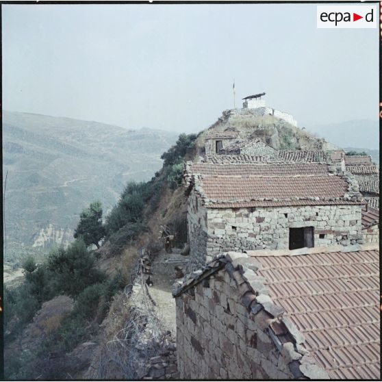 Kabylie. 27e Bataillon de chasseurs alpins (BCA). Le poste de surveillance en haut du village.