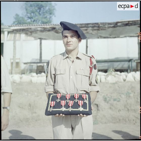 Kabylie. 27e Bataillon de chasseurs alpins (BCA). Présentation des croix de la valeur militaire lors d'une remise de médailles.