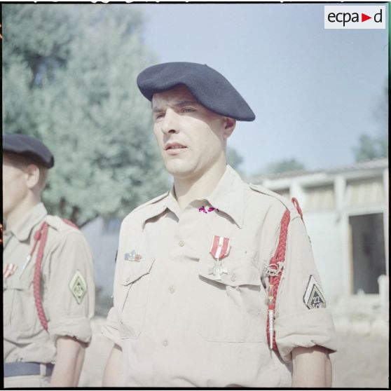 Kabylie. 27e Bataillon de chasseurs alpins (BCA). Portrait d'un chasseur alpin lors d'une prise d'armes.