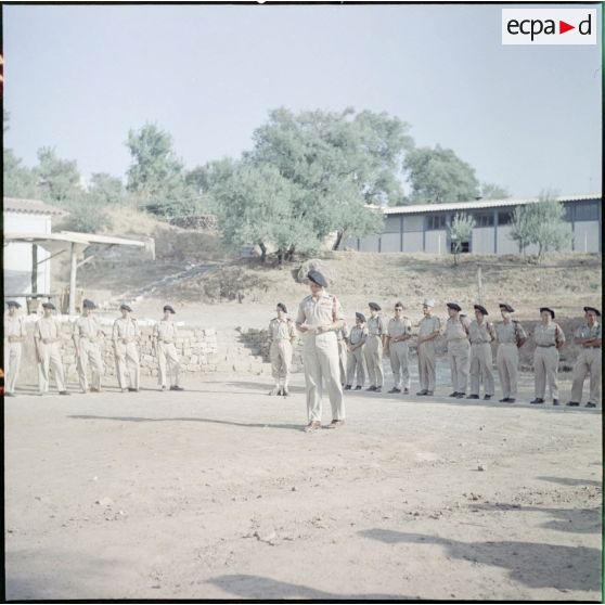 Kabylie. 27e Bataillon de chasseurs alpins (BCA). Discours lors d'une prise d'armes.