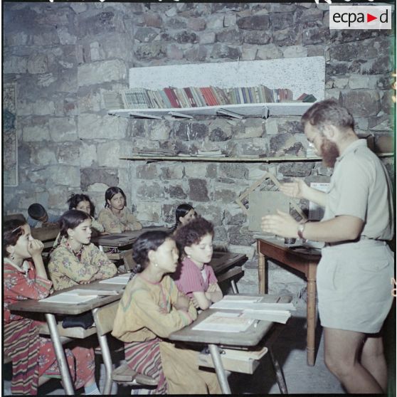 Kabylie. 27e Bataillon de chasseurs alpins (BCA). Un instituteur donne des cours à des élèves.