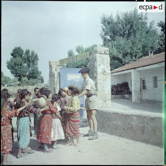 Kabylie. 27e Bataillon de chasseurs alpins (BCA). Les élèves avec leur instituteur devant l'école d'Aït Issad.