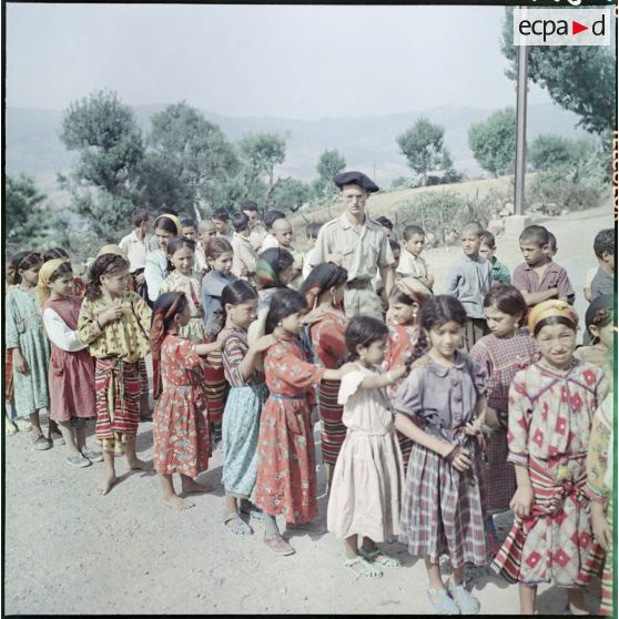 Kabylie. 27e Bataillon de chasseurs alpins (BCA). Les élèves et leur instituteur entrent dans l'école.
