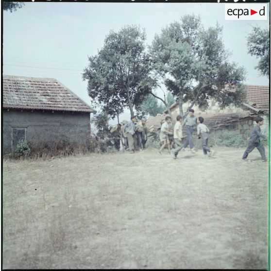 Kabylie. 27e Bataillon de chasseurs alpins (BCA). Les enfants jouent.