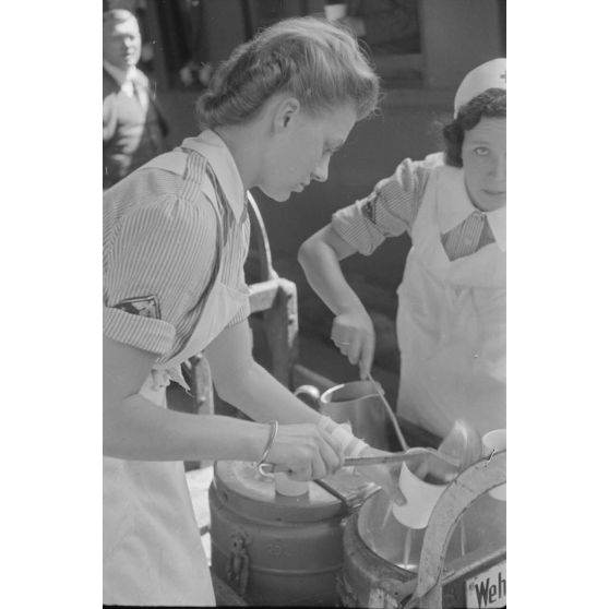 Des infirmières allemandes s'apprètent à distribuer de la soupe aux prisonniers alliés soignés dans cet hôpital.