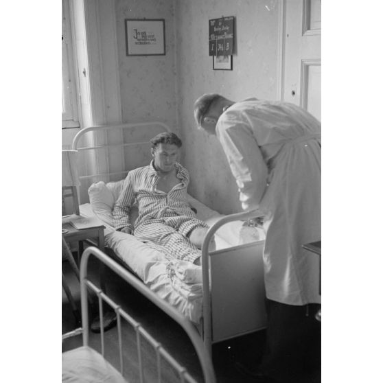 Sergent Goodey, Stanley (RAF, date 03/07/1942) avec la jambe cassée après le crash de son bombardier Stirling.