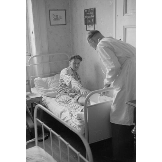 Sergent Goodey, Stanley (RAF, date 03/07/1942) avec la jambe cassée après le crash de son bombardier Stirling.