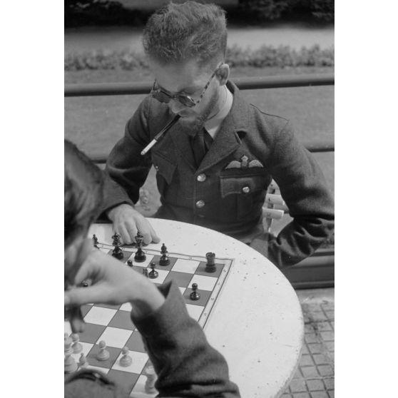 Portrait d'un membre d'équipage canadien survivant du crash de leur bombardier.