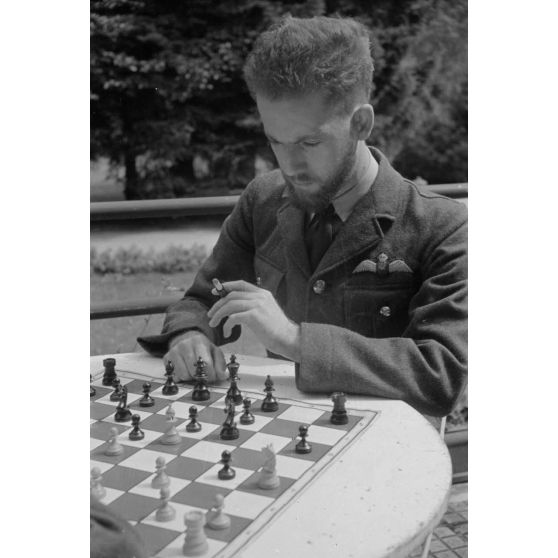 Portrait d'un membre d'équipage canadien survivant du crash de leur bombardier.