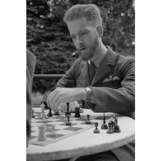 Portrait d'un membre d'équipage canadien survivant du crash de leur bombardier.