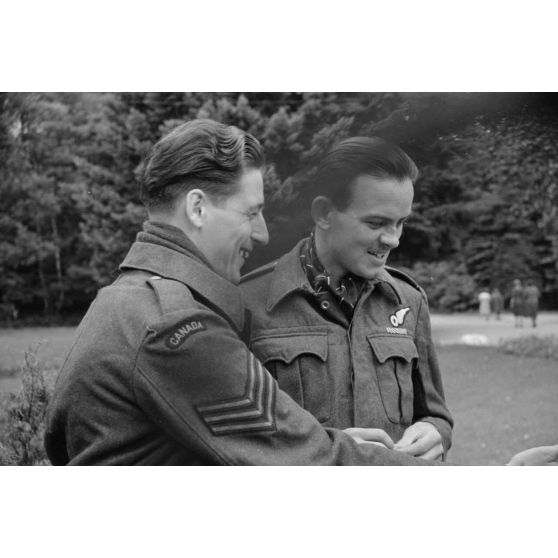 Portraits d'aviateurs canadiens accueillis dans un hôpital après la destruction de leur bombardier.