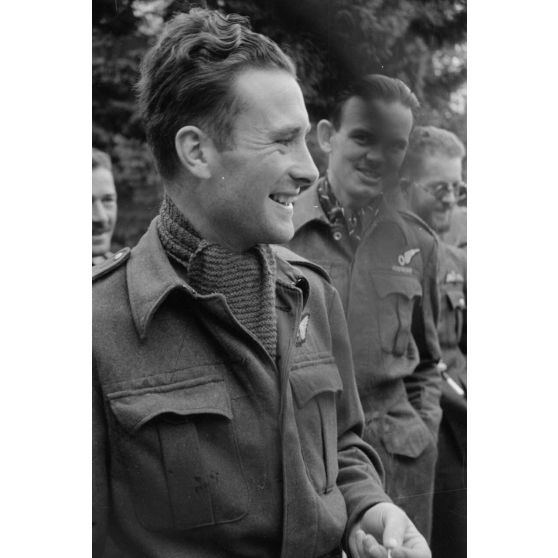 Portraits d'aviateurs canadiens accueillis dans un hôpital après la destruction de leur bombardier.