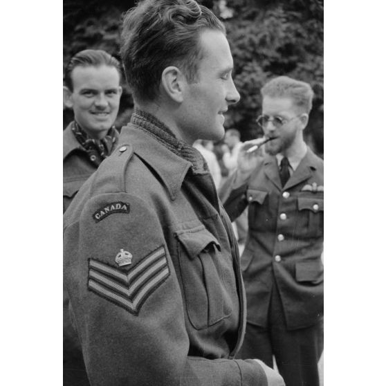 Portraits d'aviateurs canadiens accueillis dans un hôpital après la destruction de leur bombardier.