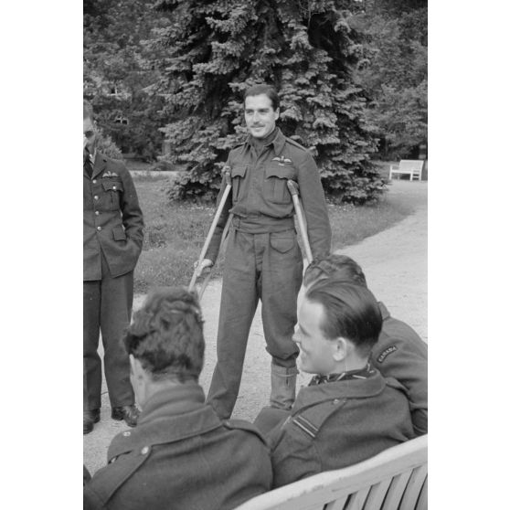 Aviateurs canadiens en observation dans un hôpital après la destruction de leur bombardier.