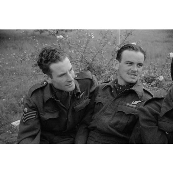 Deux sous-officiers canadiens survivants du crash de leur bombardier.