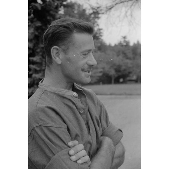 Portrait d'un membre d'équipage canadien survivant du crash de leur bombardier.