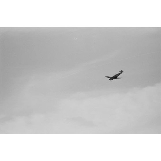 Atterrissage de chasseurs Messerschmitt Bf-109 du Ergänzungs-Jagdgruppe Süd.