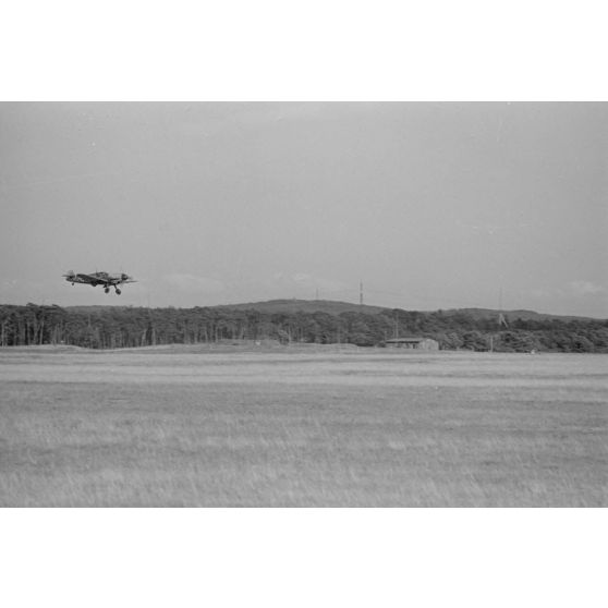 Atterrissage de chasseurs Messerschmitt Bf-109 du Ergänzungs-Jagdgruppe Süd.