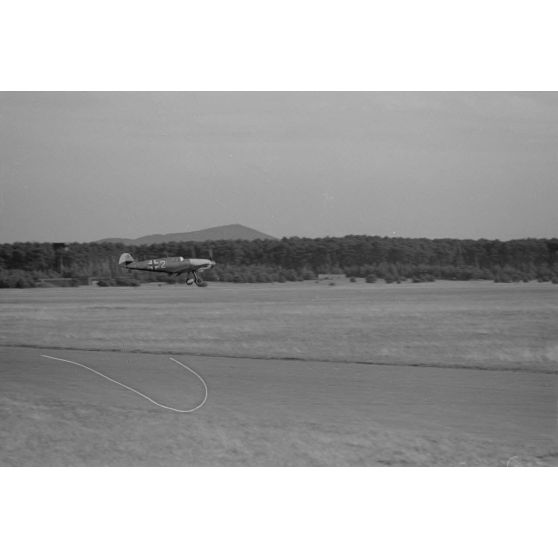 Atterrissage de chasseurs Messerschmitt Bf-109 du Ergänzungs-Jagdgruppe Süd.