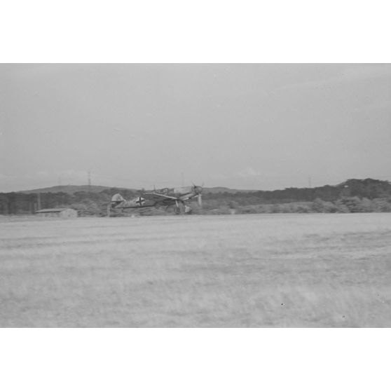 Atterrissage de chasseurs Messerschmitt Bf-109 du Ergänzungs-Jagdgruppe Süd.