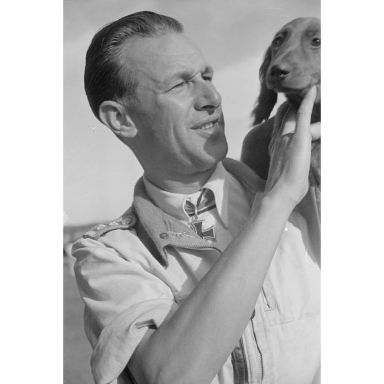 L'Oberfeldwebel Eberhard von Boremski et son chien baptisé Wastl.