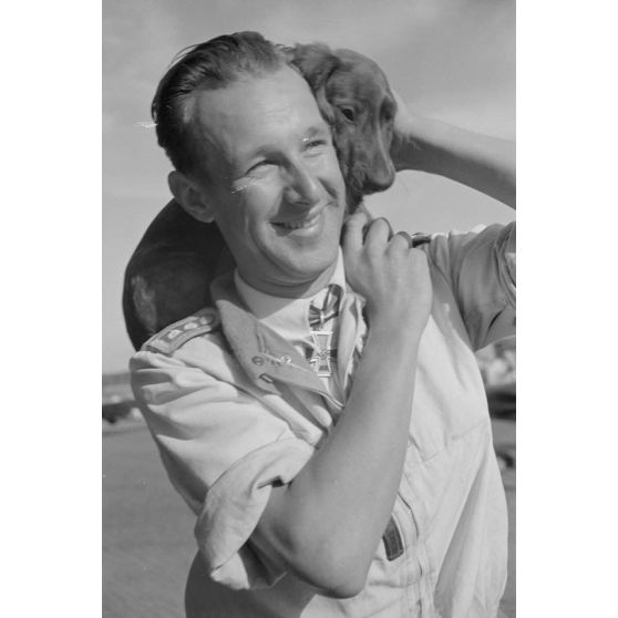 L'Oberfeldwebel Eberhard von Boremski et son chien baptisé Wastl.