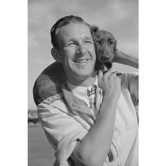 L'Oberfeldwebel Eberhard von Boremski et son chien baptisé Wastl.