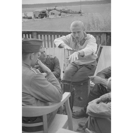 Entouré d'élèves pilotes, l'Oberfeldwebel Georg Schentke, récemment nommé instructeur au sein du Ergänzungsgruppe Süd.