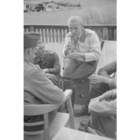 Entouré d'élèves pilotes, l'Oberfeldwebel Georg Schentke, récemment nommé instructeur au sein du Ergänzungsgruppe Süd.