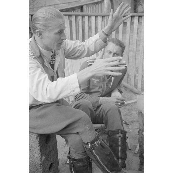 Entouré d'élèves pilotes, l'Oberfeldwebel Georg Schentke, récemment nommé instructeur au sein du Ergänzungsgruppe Süd.