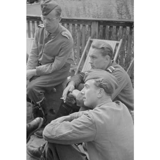 Entouré d'élèves pilotes, l'Oberfeldwebel Georg Schentke, récemment nommé instructeur au sein du Ergänzungsgruppe Süd.