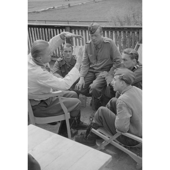 Entouré d'élèves pilotes, l'Oberfeldwebel Georg Schentke, récemment nommé instructeur au sein du Ergänzungsgruppe Süd.