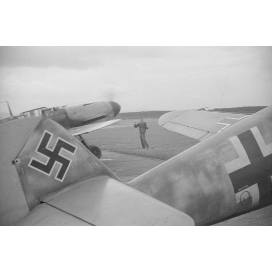 Sur le terrain de Villacoublay, deux chasseurs Messerschmitt Bf-109 F du Ergänzungs-Jagdgruppe Süd.