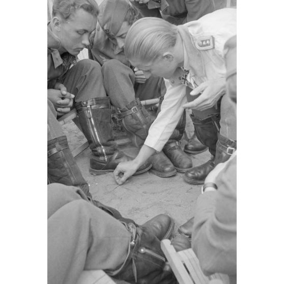 Entouré d'élèves pilotes, l'Oberfeldwebel Georg Schentke, récemment nommé instructeur au sein du Ergänzungsgruppe Süd.