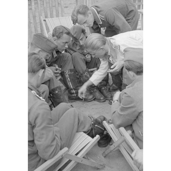 Entouré d'élèves pilotes, l'Oberfeldwebel Georg Schentke, récemment nommé instructeur au sein du Ergänzungsgruppe Süd.