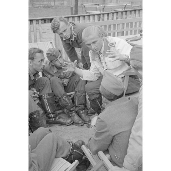 Entouré d'élèves pilotes, l'Oberfeldwebel Georg Schentke, récemment nommé instructeur au sein du Ergänzungsgruppe Süd.