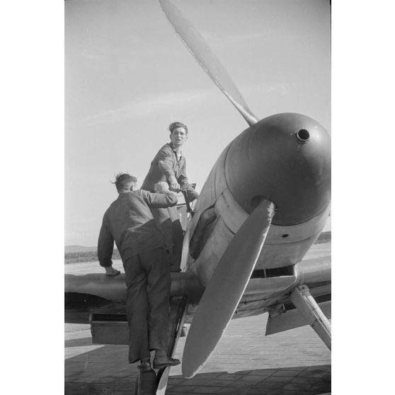 Démarrage du moteur d'un chasseur Messerschmitt Bf-109 F du Ergänzungsgruppe Süd.