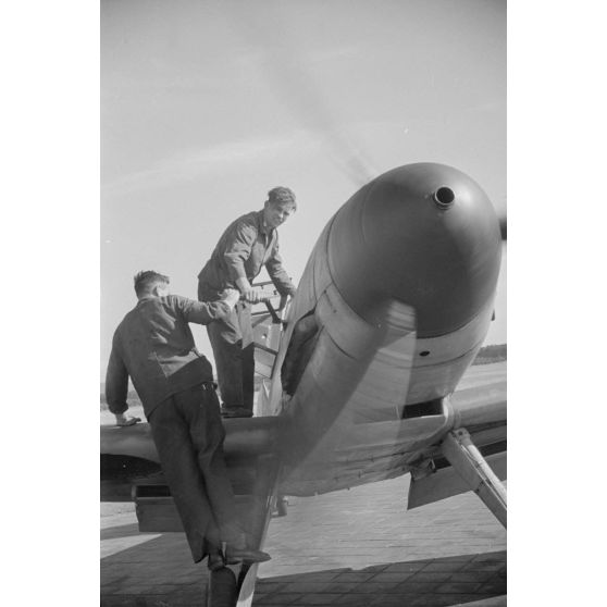 Démarrage du moteur d'un chasseur Messerschmitt Bf-109 F du Ergänzungsgruppe Süd.
