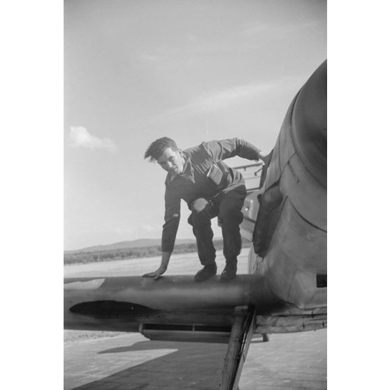 Démarrage du moteur d'un chasseur Messerschmitt Bf-109 F du Ergänzungsgruppe Süd.