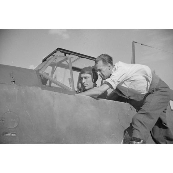 Alors que le moteur du Messerschmitt Bf-109 tourne déjà, le sous-officier Eberhard von Boremski, instructeur du Ergänzungsgruppe Süd, conseille un pilote.
