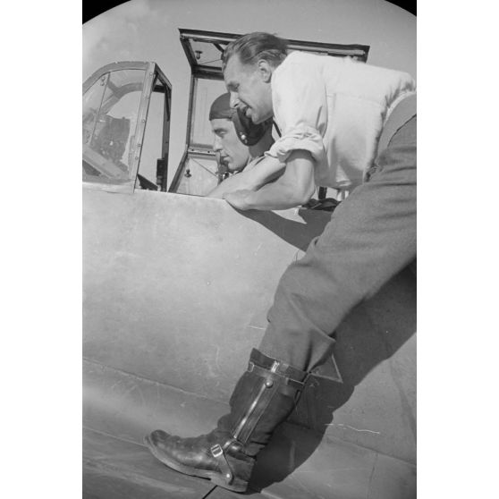Alors que le moteur du Messerschmitt Bf-109 tourne déjà, le sous-officier Eberhard von Boremski, instructeur du Ergänzungsgruppe Süd, conseille un pilote.