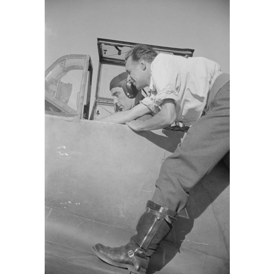 Alors que le moteur du Messerschmitt Bf-109 tourne déjà, le sous-officier Eberhard von Boremski, instructeur du Ergänzungsgruppe Süd, conseille un pilote.
